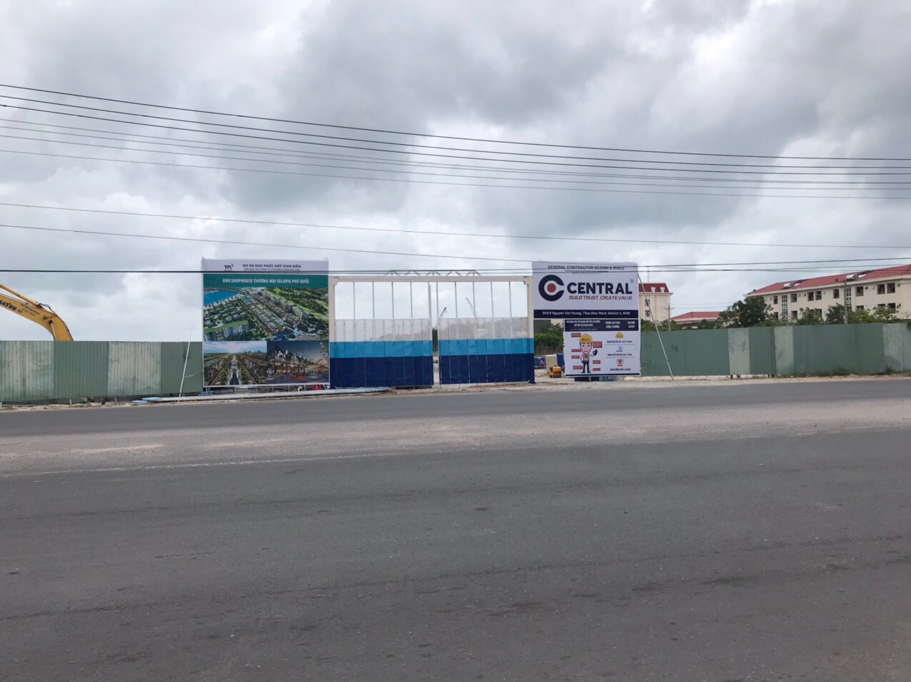 CỔNG DỰ ÁN CHỤP TỪ PHÍA NGOÀI ĐƯỜNG ĐT46 NGUYỄN VĂN CỪ